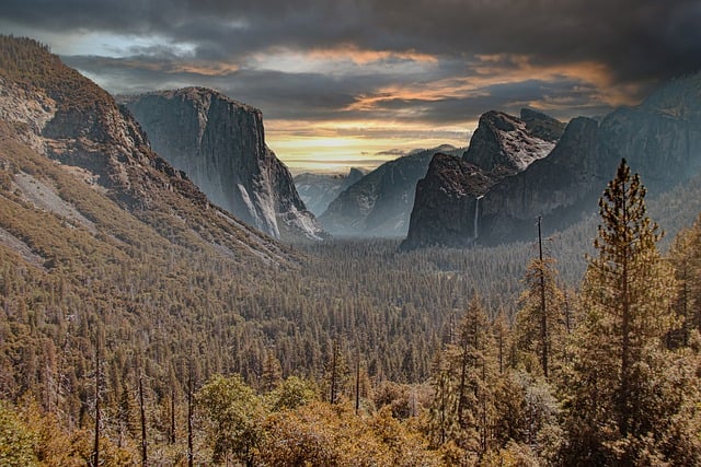 The Best Way to Enjoy Scenery At National Parks: Solo or Together?